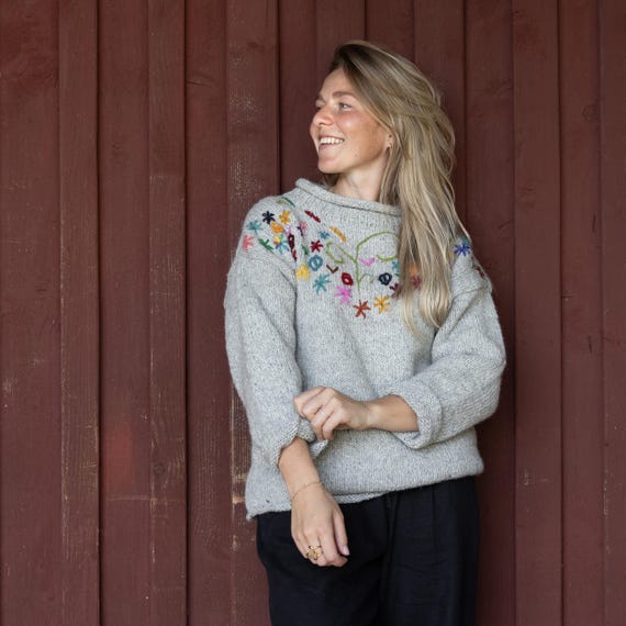Wollpullover aus reiner Schafwolle mit Blumenstickerei, Modell Dafura Hellgrau
