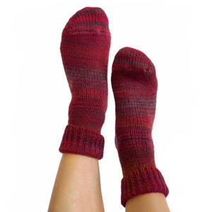 Bunte Stricksocken in fließenden Farben warme Socken Rot