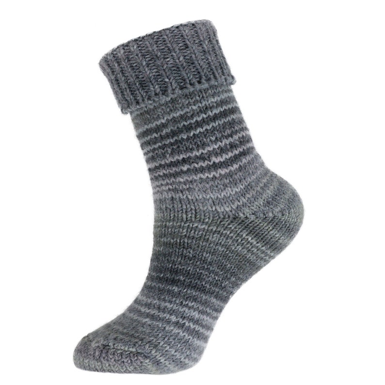 Bunte Stricksocken in fließenden Farben warme Socken Anthrazit