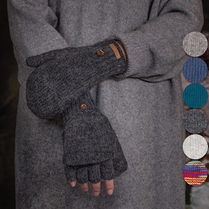 Könnte beinhalten: Graue Fingerlose Handschuhe mit einem umklappbaren Fäustling. Die Handschuhe haben einen braunen Knopf am Umschlag und einen braunen Knopf auf der Rückseite der Hand. Die Handschuhe sind aus einem weichen, gestrickten Stoff.