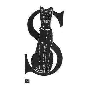 Puede incluir: Ilustración en blanco y negro de un gato sentado frente a una gran letra "S". El gato tiene orejas puntiagudas y una cola larga. La imagen es un grabado en linóleo.