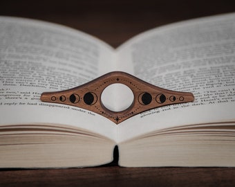 Suporte de página de polegar de madeira - Fases da lua | Anel de leitura | Nogueira sólida