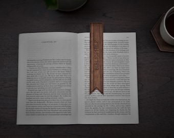 Bibliophiles Lesezeichen aus Holz | Webband | Nussbaum | Graviertes Geschenk
