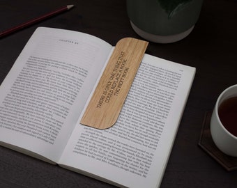 The Next Book Lesezeichen aus Holz | Welle | Eiche | Graviertes Geschenk