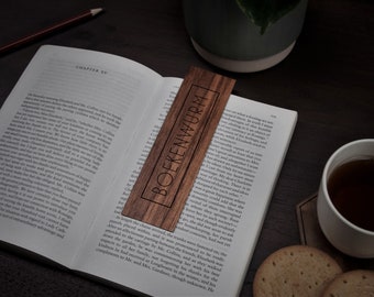 Boekenwurm Wooden Bookmark | Rectangle | Walnut | Engraved Gift