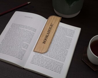 Bookaholic Lesezeichen aus Holz | Welle | Eiche | Graviertes Geschenk