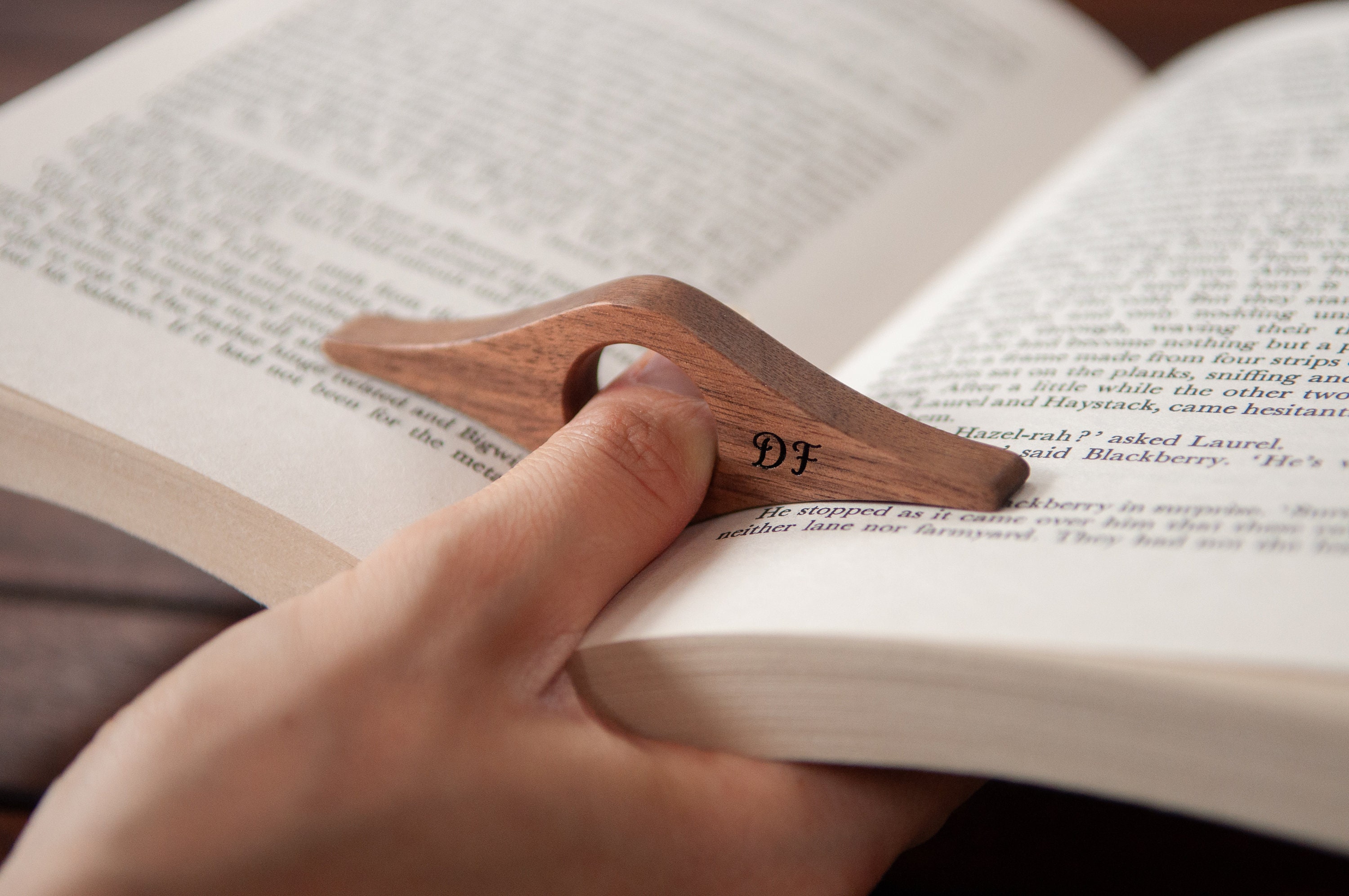 Signet En Bois Personnalisé Nom - Noyer Naturel, Gravure Sur Mesure, Cadeau Pour Lecteur, Outil De Lecture à Une Main