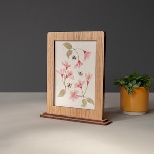 Cadre de table en bois | Chêne // Cadre fait main pour carte postale ou impression d'art, design minimaliste, gravure personnelle personnalisable