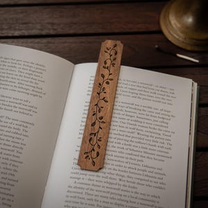 Wooden Bookmark | Leaf Engraving | Walnut // Handcrafted engraved gift, Tolkien booklovers gift