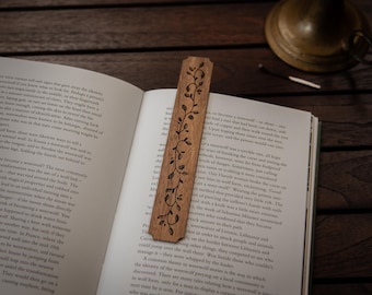 Wooden Bookmark | Leaf Engraving | Walnut // Handcrafted engraved gift, Tolkien booklovers gift
