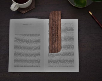 The Next Book Lesezeichen aus Holz | Welle | Nussbaum | Graviertes Geschenk
