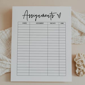 Puede incluir: Una hoja de tareas blanca con la palabra "Assignments" en escritura cursiva. La hoja tiene columnas para curso, tarea, fecha de entrega y hecho. Un paño blanco y un trozo de coral están sobre el fondo beige.