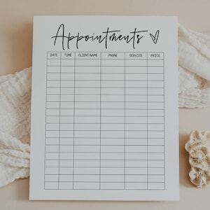 Könnte beinhalten: Ein weißes Terminblatt mit dem Wort "Appointments" in Schreibschrift. Das Blatt hat Spalten für Datum, Uhrzeit, Kundenname, Telefon, Service und Preis. Ein weißes Tuch und ein Stück Koralle liegen neben dem Blatt.