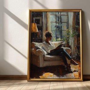 Könnte beinhalten: Gerahmtes Gemälde, das eine lesende Person in einem gemütlichen Innenraum zeigt. Das Kunstwerk zeigt eine Frau in einem weißen Hemd und dunkler Hose, die in einem cremefarbenen Sessel sitzt, beleuchtet von einem Fenster und einer warmen Lampe. Das Gemälde hat einen goldenen Rahmen.