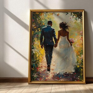 Pode incluir: Pintura emoldurada que retrata um casal caminhando de mãos dadas por um caminho. O homem usa um terno azul marinho e a mulher um vestido de noiva branco sem alças. A obra de arte tem um estilo impressionista colorido com uma moldura dourada.