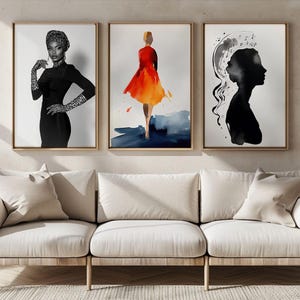 Könnte beinhalten: Set aus drei gerahmten Kunstdrucken. Der erste ist ein Schwarz-Weiß-Porträt einer Person in einem Kleid und Leopardenhandschuhen. Der zweite ist ein Aquarellgemälde einer Person in einem rot-orangen Kleid. Der dritte ist eine Schwarz-Weiß-Silhouette.