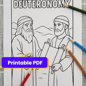 Puede incluir: Página para colorear en blanco y negro con la palabra "DEUTERONOMY" en la parte superior. La imagen representa dos figuras vestidas con túnicas sosteniendo rollos. Las palabras "Printable PDF" están en una pancarta morada. Lápices de colores están esparcidos por la página.