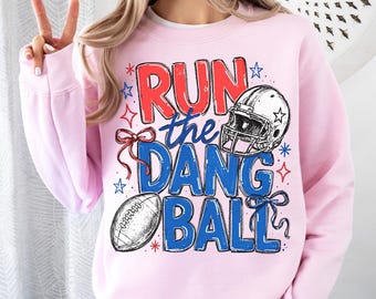 Sudadera Run The Dang Ball, regalo para mamás en el día del partido, suéter para la temporada de fútbol americano, regalo para fanáticos del fútbol americano, sudadera de cuello redondo para mamás aficionadas al fútbol americano.