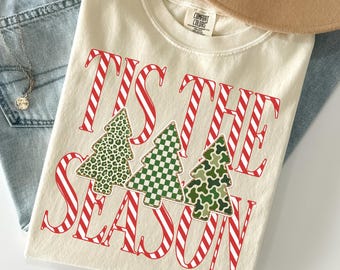 Camiseta "Tis The Season", regalo para árbol de Navidad, camiseta navideña a rayas, regalo festivo para las fiestas, camiseta navideña acogedora.
