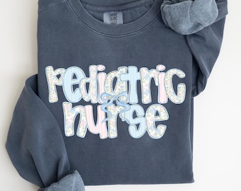 Sweat infirmière pédiatrique couleurs confort, cadeau d'infirmière pédiatrique, pull coquette pédiatre, cadeau pour infirmière pédiatrique, col rond d'infirmière pédiatrique