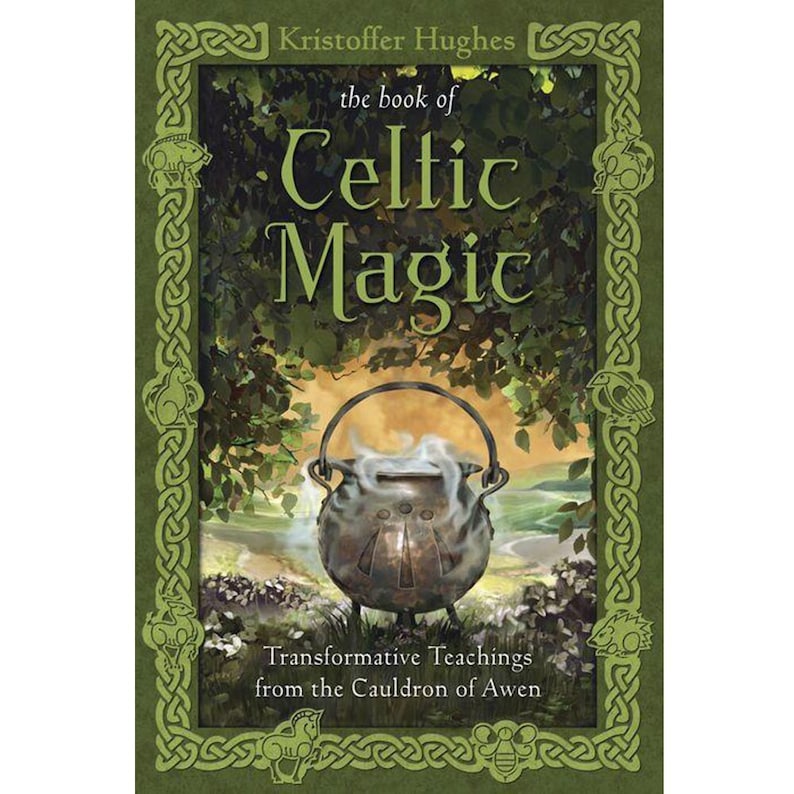 Puede incluir: La portada del libro presenta el t&iacute;tulo "the book of Celtic Magic" con una ilustraci&oacute;n de un caldero. La portada tiene un borde verde con dise&ntilde;os de nudos celtas y el nombre del autor, Kristoffer Hughes, en la parte superior. El subt&iacute;tulo del libro es "Transformative Teachings from the Cauldron of Awen."