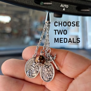 Decoração Católica de Carro, Duas Medalhas de Santo e Cruz, Anjo da Guarda de Carro, Presente Católico para Motoristas. Presente para Proprietários de Carro