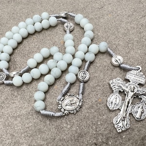 Regalo religioso per uomo e donna, rosario bianco con crocifisso del perdono, coroncina fatta a mano, gioielli cattolici, bomboniera cristiana