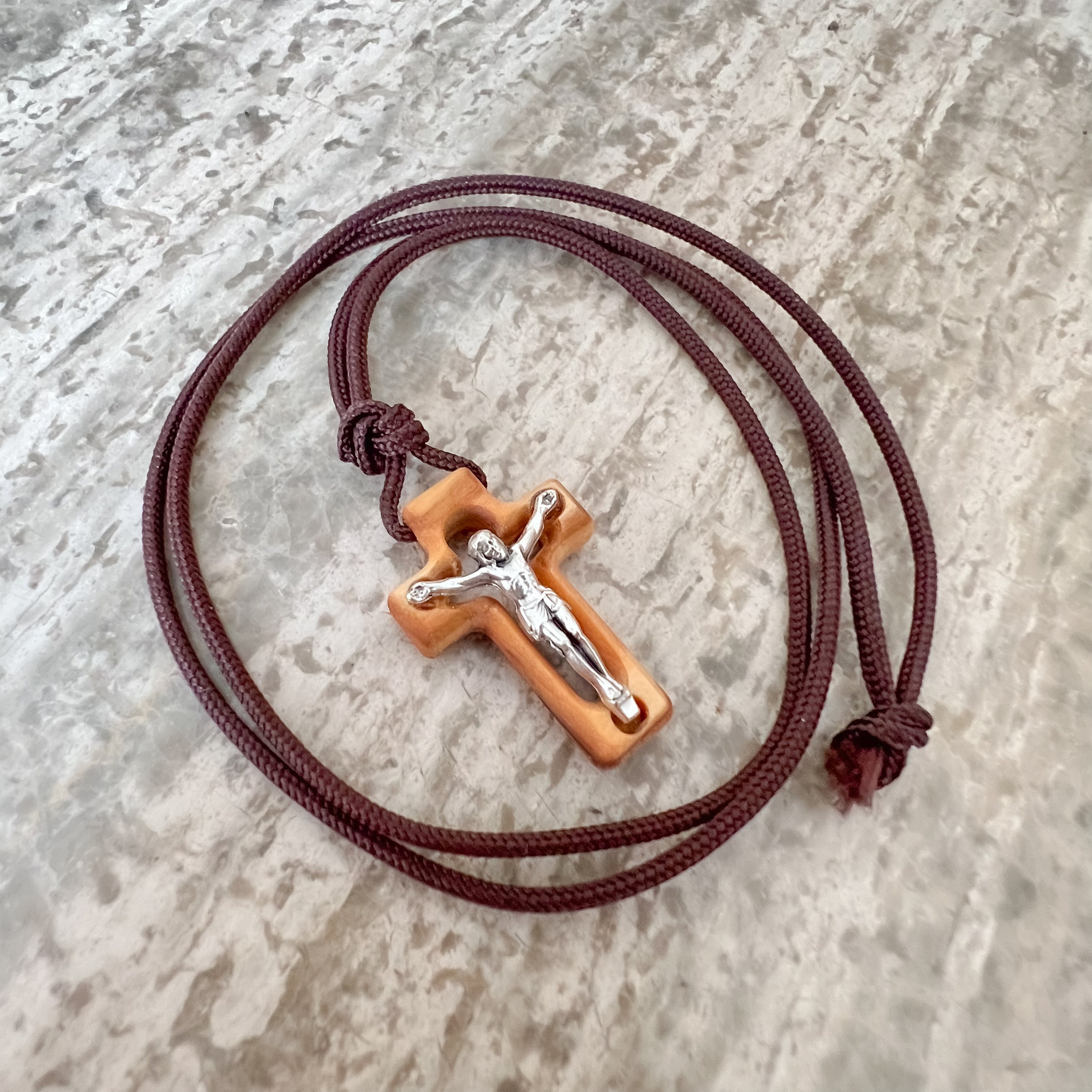 Collier Unisexe Avec Pendentif Croix D'olivier En Bois Noir (4mm) - Référence 1SC42FR - Neuf Sans Emballage