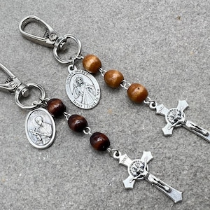 Drei Perlen Kleiner Rosenkranz, Rucksack Zubehör, Katholische Heiligenmedailles St. Benedikt Kreuz Wählen Sie Ihren Heiligen, religiöser Schmuck