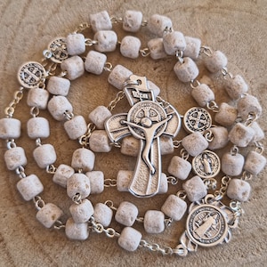 Handgemaakte St Benedictus Rozenkrans, Stenen Kralen Rozenkrans, Gebed Kralen Steen, Witte Rozenkrans