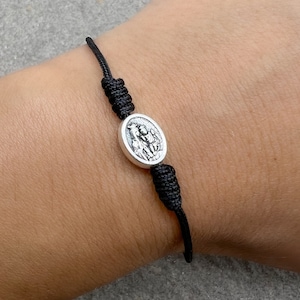 Pulsera con dije de la Virgen del Carmen, pulsera minimalista de cuerda, medalla de la Virgen del Carmen, joyería católica para mujeres y niñas.