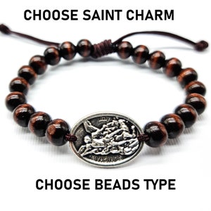 Pulsera de madera St Michael Charm, colgante de San Miguel, regalo para niños de niñas católicas, regalo católico hecho a mano, * CHOOSE SAINT y BEADS *
