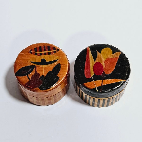 Lot of 2 Chinese Wood Bamboo Straw Marquetry Flowers Round Trinket Ring Boxes