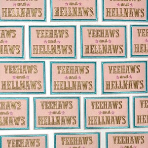 Op de afbeelding: Een verzameling roze en witte geborduurde patches met de tekst "Yeehaws and Hellnaws" in gouden letters. De patches hebben een turquoise rand.