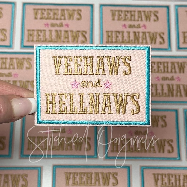 Op de afbeelding: Een geborduurde patch in roze en wit met een turquoise rand. De patch heeft de tekst "Yeehaws and Hellnaws" in een gouden schrift.