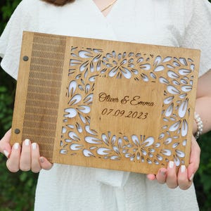 Personalisiertes Hochzeitsgästebuch aus Holz: Laser-Cut Blumenmuster