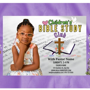 Könnte beinhalten: Ein Flyer für einen Kinderbibelkreis mit einem jungen Mädchen mit Brille, das eine Bibel betrachtet. Der Flyer enthält den Text "Children's Bible Study Club", "With Pastor Name", "Sunday's 2-4 PM", "Church Name", "123 Anywhere St., Any City", "WWW.REALLYGREATSITE.COM", "info@emailaddress.com" und "416-123-5555".