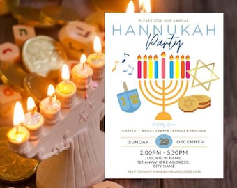 Könnte beinhalten: Eine brennende Menora mit Kerzen, Dreidels und Goldmünzen ist auf einer Holzoberfläche angeordnet. Im Hintergrund befindet sich ein Flyer für eine Chanukka-Party mit Text und Illustrationen.