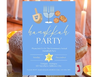 Könnte beinhalten: Eine blaue Einladungskarte mit einem Chanukka-Leuchter, einem Dreidel und Sufganiyot. Der Text lautet "Hanukkah Party" und enthält Details zur jährlichen Chanukka-Party der Grossmans am Sonntag, den 10. Dezember, von 19:00 bis 23:00 Uhr. Die RSVP-Informationen sind ebenfalls enthalten.