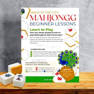 Könnte beinhalten: Ein Werbeplakat für Mahjongg-Anfängerkurse. Das Plakat zeigt den Text "MAHJONGG BEGINNER LESSONS" und "Learn to Play". Es enthält eine Pfau-Illustration und mehrere Mahjongg-Steine. Kontaktinformationen sind ebenfalls enthalten.