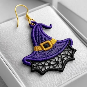 Può includere: Un orecchino a forma di cappello da strega viola con un gancio dorato. Il cappello presenta una fascia dorata con una fibbia nera e un disegno a ragnatela nera nella parte inferiore. Su sfondo bianco.