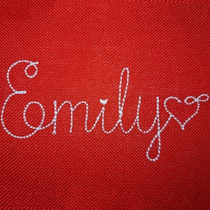 Puede incluir: Una taza de cerámica blanca con un asa negra y el texto "But First, Coffee" en negro, en negrita. La taza está sobre una superficie blanca.