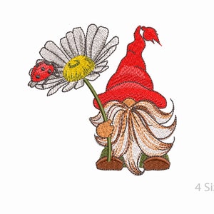Puede incluir: Diseño bordado de un gnomo sosteniendo una margarita blanca con una mariquita roja sobre ella. El gnomo lleva un gorro rojo y tiene una barba marrón.