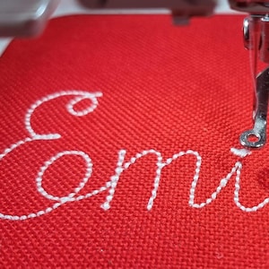 Fonte de bordado HandStitch Script “Emily” – Estilo de caligrafia, 6 tamanhos para download instantâneo, BX outros formatos populares Design de bordado à máquina