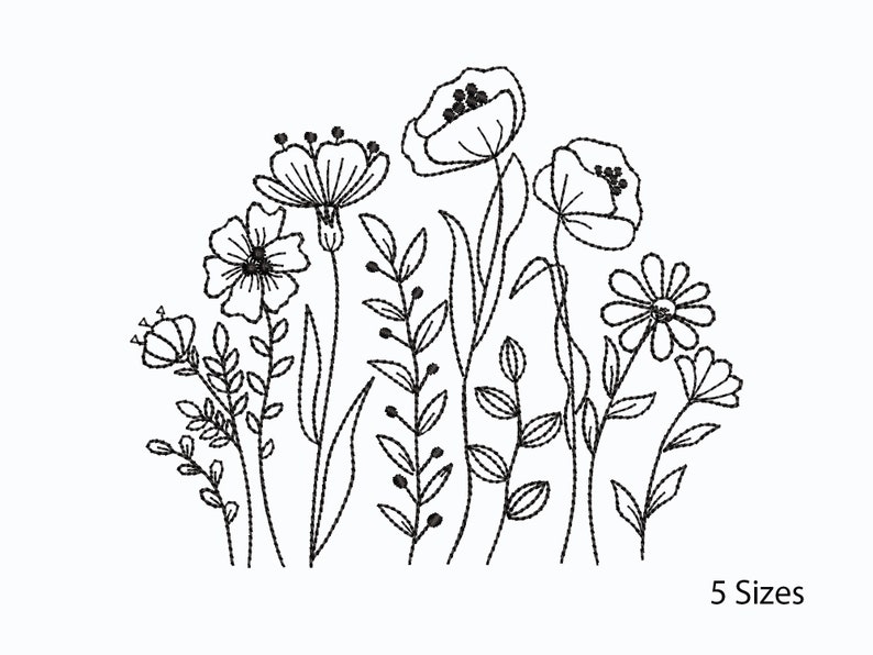 Op de afbeelding: Zwart-witte lijntekening borduurontwerp van een groep bloemen en bladeren. Het ontwerp bevat klaprozen, madeliefjes en andere wilde bloemen. De tekst "5 maten" staat onderaan de afbeelding.
