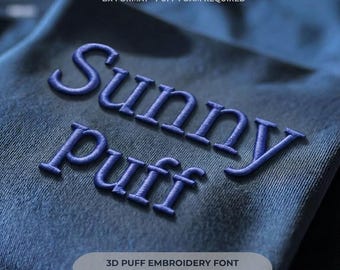 Puede incluir: Una tela azul oscuro con bordado en relieve 3D del texto Sunny Puff. La imagen incluye el texto BX FORMAT • PUFF FOAM REQUIRED y 3D PUFF EMBROIDERY FONT 6 SIZES • ALL FORMATS • INSTANT DOWNLOAD sobre un fondo azul oscuro.