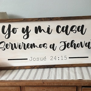 May include: A white wooden sign with black lettering that reads "Yo y mi casa Serviremos a Jehov&aacute;" and "Josu&eacute; 24:15".