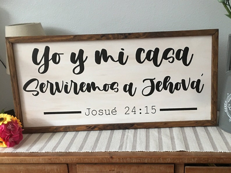 May include: A white wooden sign with black lettering that reads "Yo y mi casa Serviremos a Jehov&aacute;" and "Josu&eacute; 24:15".