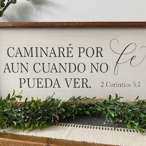 Caminare por fe, aunque no pueda ver/ Spanish Bible Verse/Verso Biblico 2 Corintios 5:7 / Letrero con marco de madera