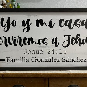 May include: A white wooden sign with black lettering that reads "Yo y mi casa serviremos a Jehov&aacute; Josu&eacute; 24:15 Familia Gonz&aacute;lez S&aacute;nchez".